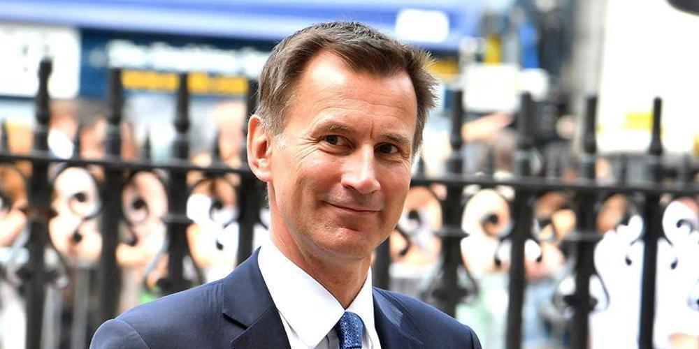 Ο Βρετανός ΥΠΕΞ είπε πως η σύζυγός του, είναι Κινέζα ενώ είναι Γιαπωνέζα!