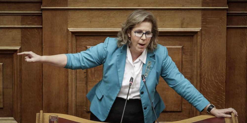 Γλίστρησε η Χριστοφιλοπούλου την ώρα που ανέβαινε στο βήμα της Βουλής [βίντεο]