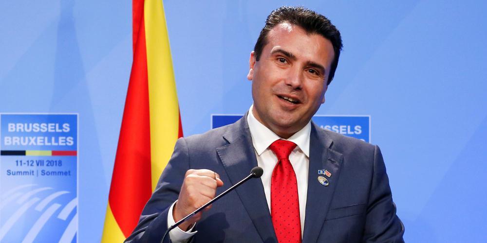 Πανηγύρια στα Σκόπια για την πρόσκληση του ΝΑΤΟ – Ο Ζάεφ φίλησε το στιλό!