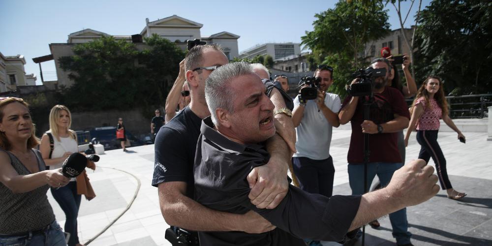 Πήγαν να λιντσάρουν τον δολοφόνο της Δώρας Ζέμπερη - «Αλήτη θα σε κάνω κομμάτια»