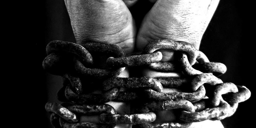 Οι φίλοι του παράτησαν αλυσοδεμένο τον 16χρονο στον Βόλο γιατί δεν μπορούσαν να τον λύσουν