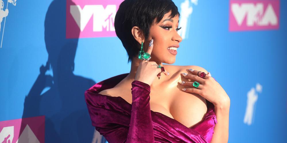 Η Cardi B βγάζει όλα της τα ρούχα για να δείξει το τατουάζ [εικόνες]