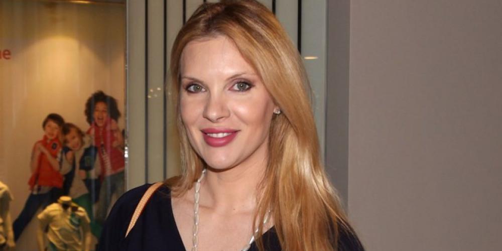 Η Χριστίνα Αλούπη κάθεται στην άμμο και τρολάρει το στήθος της [εικόνες]