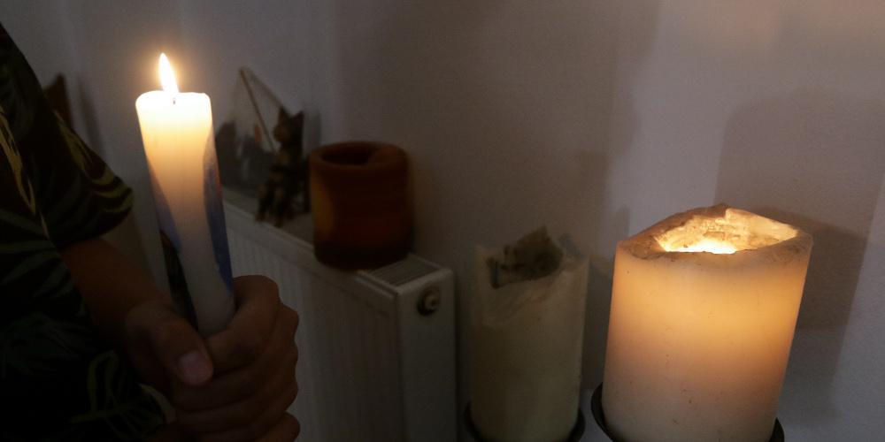 Διακοπή ρεύματος Ζωή στο σκοτάδι στην Δράμα: «Ανάβουμε φωτιά και βάζουμε την κατσαρόλα για να μαγειρεύουμε»