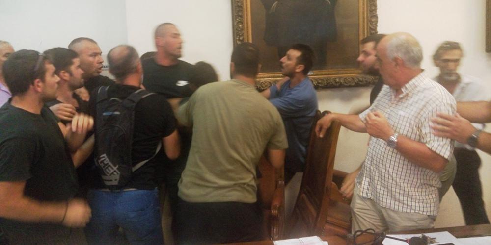 Άγρια επεισόδια και φωνές στο Δημοτικό Συμβούλιο Βόλου [εικόνες & βίντεο]