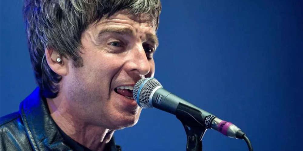 Σοκαριστικό βίντεο: Πασίγνωστος τραγουδιστής αρπάζει τη σύντροφό του από το λαιμό