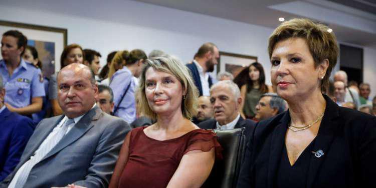 Απίστευτο: Γεροβασίλη-Παπακώστα σπατάλησαν 496 ευρώ για 4 ομπρέλες