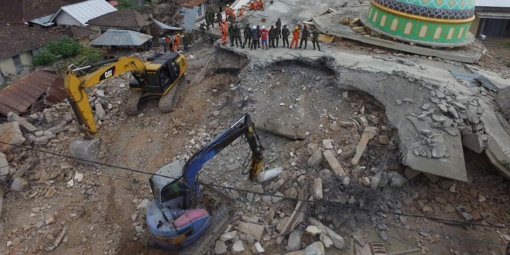 Η γη σείονταν αλλά αυτός έμεινε στην θέση του - Ο ήρωας ελεγκτής εναέριας κυκλοφορίας στην Ινδονησία