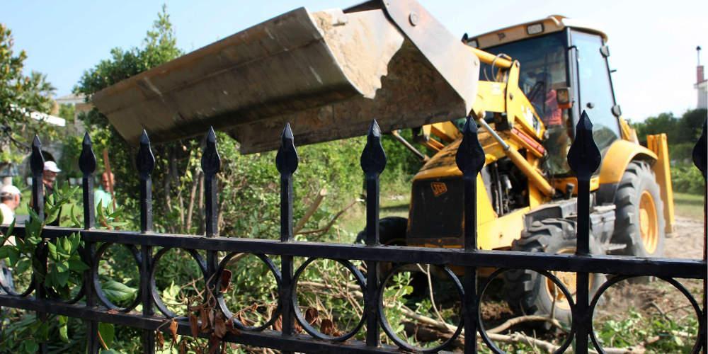 Ξεκινά η επιχείρηση «μπουλντόζα» - Ο Σταθάκης διέταξε 22 κατεδαφίσεις αυθαιρέτων