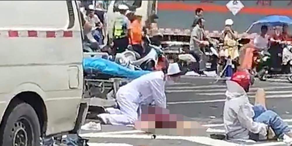 Φορτηγό έπεσε πάνω σε πεζούς έξω από νοσοκομείο στην Κίνα