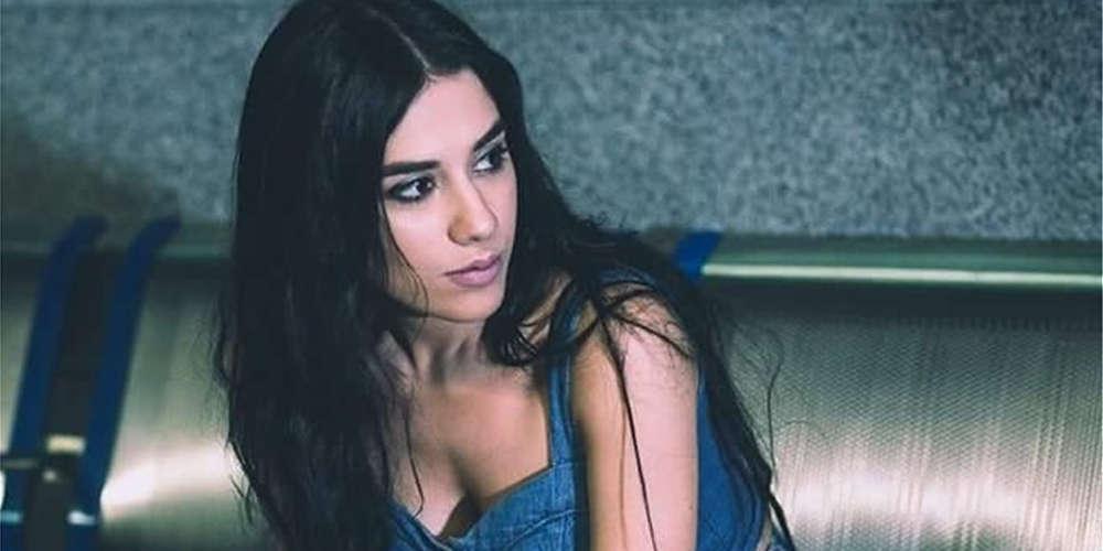 Ποια είναι η τραγουδίστρια και ηθοποιός κόρη της Παπακώστα που έκλεψε την παράσταση στην ορκωμοσία [εικόνες & βίντεο]