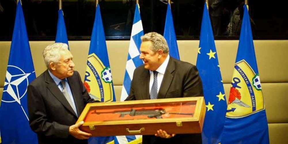 Tinaftore: Ο Καμμένος χάρισε όπλο στον Κουβέλη στην τελετή παράδοσης-παραλαβής