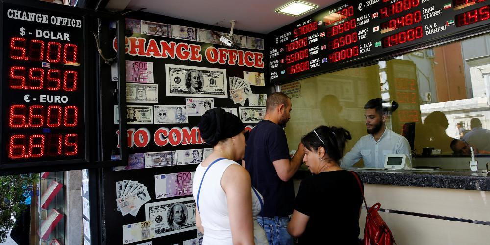 Σε ατελείωτο «κατήφορο» η τουρκική λίρα μετά και το νέο «χτύπημα» Τραμπ