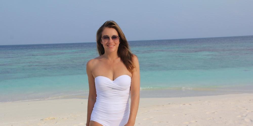 Ξανά τόπλες στην πισίνα της η Ελίζαμπεθ Χάρλεϊ [εικόνα]