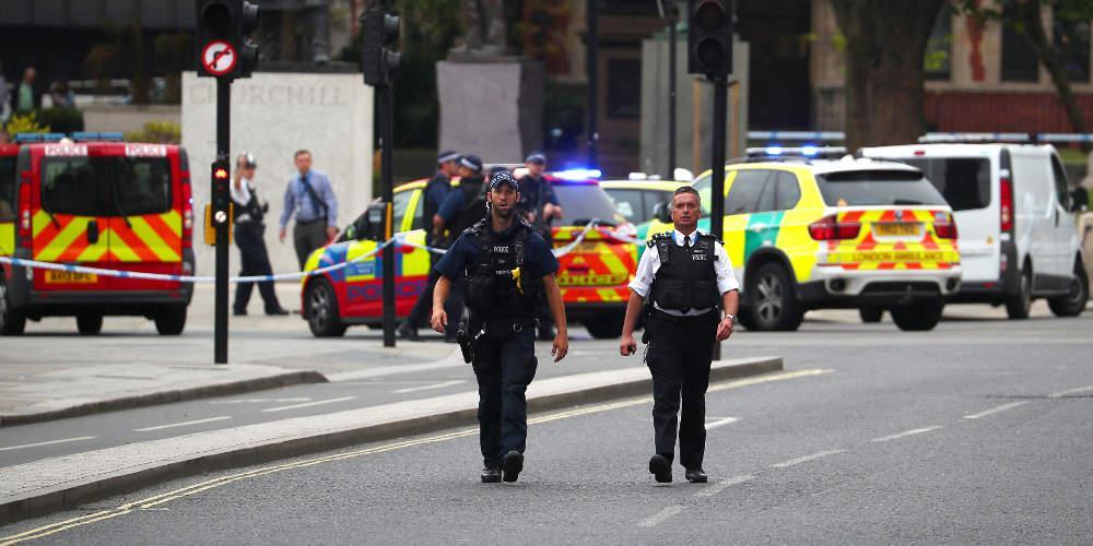 Συναγερμός στο Λονδίνο: Ερευνάται διαρροή χημικής ουσίας σε εμπορικό δρόμο