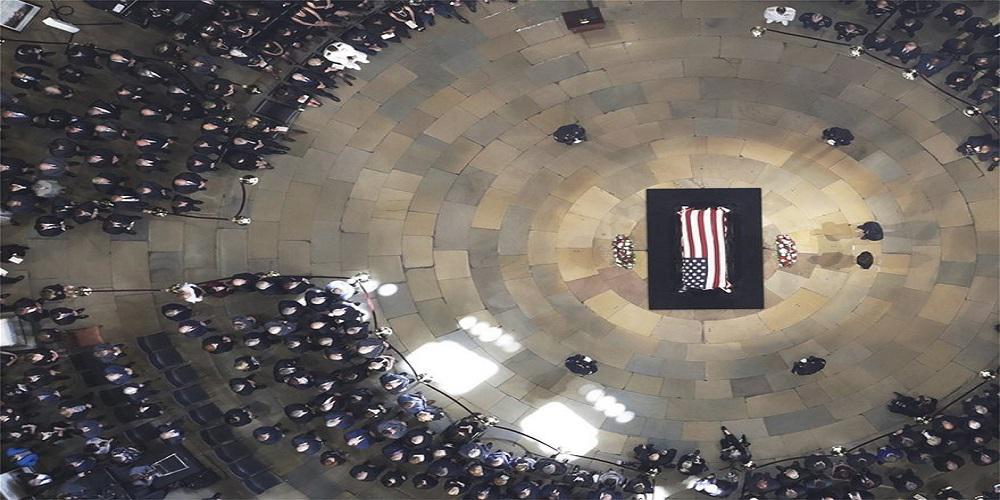 Φόρος τιμής στον Τζον Μακέιν από το διχασμένο Κογκρέσο όσο ο Τραμπ... έπαιζε γκολφ!