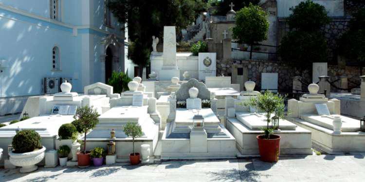 Σοκ στην Καλαμάτα: Διέλυσαν μνήματα και έβγαλαν σορό γυναίκας