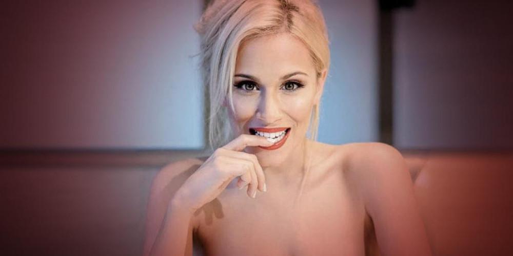 Η Νάντια Μπουλέ διαβάζει στην παραλία με πολύ σέξι μπικίνι [εικόνα]