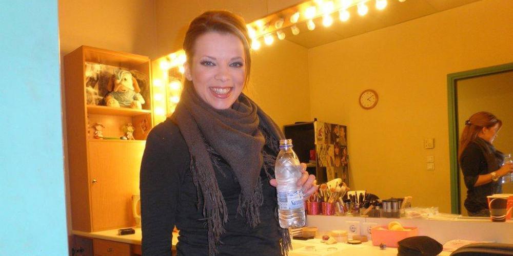 Το τελευταίο αντίο στη δημοσιογράφο Νατάσα Βαρελά από συγγενείς και φίλους [βίντεο]