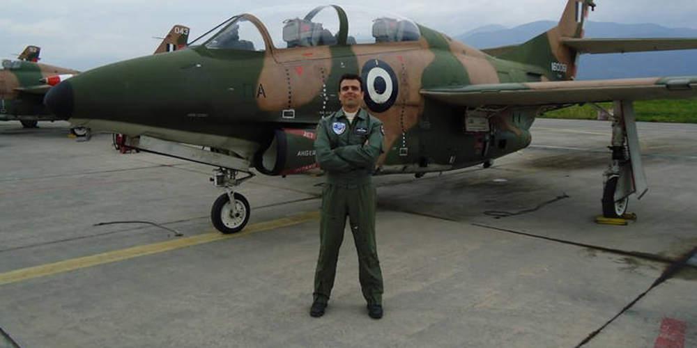 Σε βαρύ κλίμα πένθους η κηδεία του επισμηναγού Νικόλαου Βασιλείου στο χωριό του στην Εύβοια