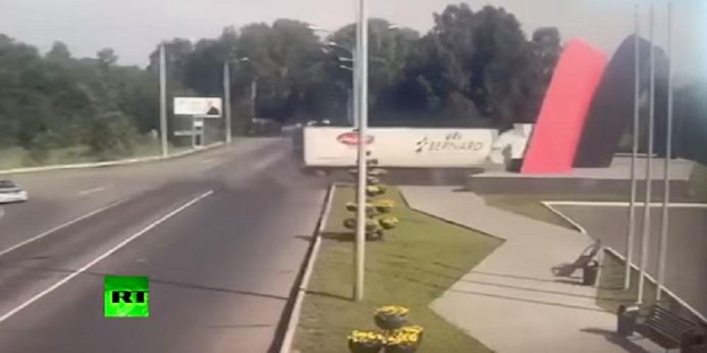 Ασταμάτητη νταλίκα στη Ρωσία ισοπεδώνει μνημείο! [βίντεο]