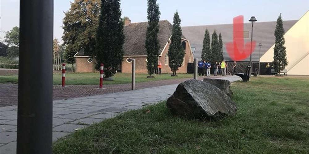 Νεκρός άνδρας που έπεσε με το αυτοκίνητό του σε δημαρχείο στην Ολλανδία