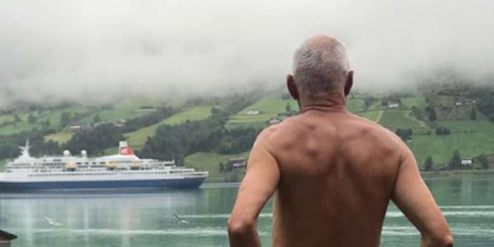 Πολιτικός πόζαρε γυμνός επειδή τα κρουαζιερόπλοια του χαλάνε τις διακοπές [εικόνα]