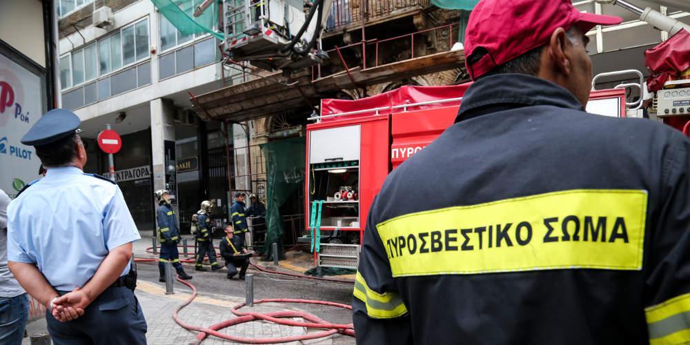 Πυρκαγιά σε κτίριο στο κέντρο της Αθήνας στην οδό Πραξιτέλους