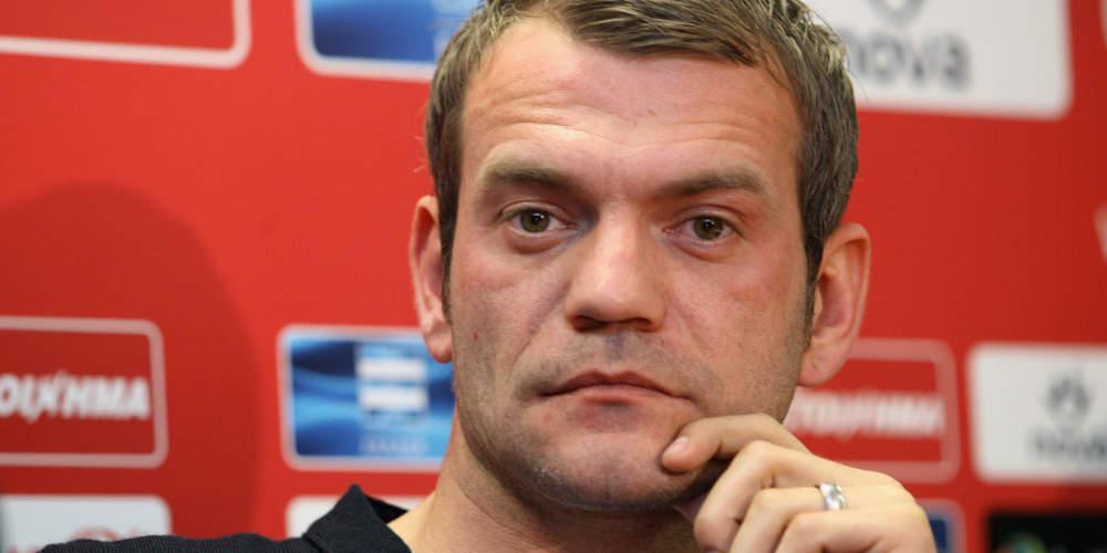 Ο Ρόι Κάρολ αρνείται τη χειραψία σε μια ολόκληρη ομάδα κι έχει το λόγο του