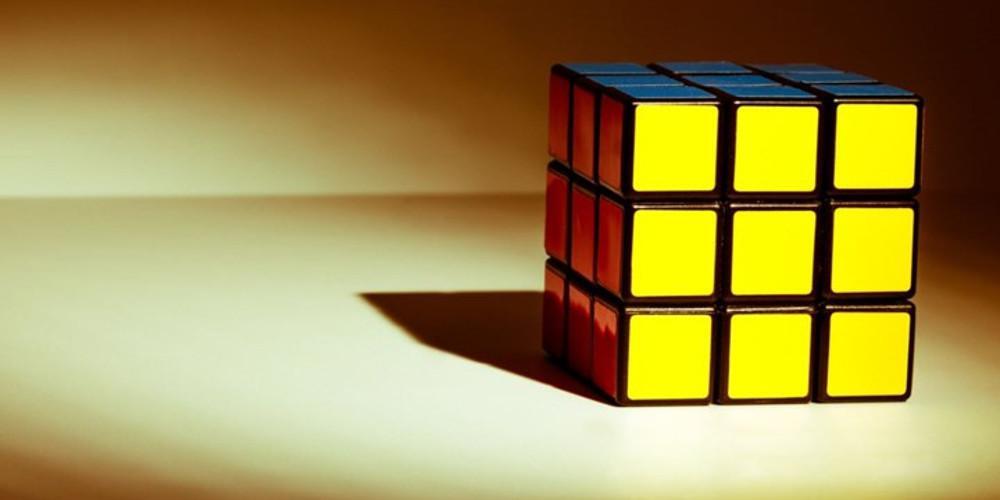 Απίστευτο: 18χρονος έλυσε έξι κύβους του Ρούμπικ κάτω από το νερό με μία ανάσα