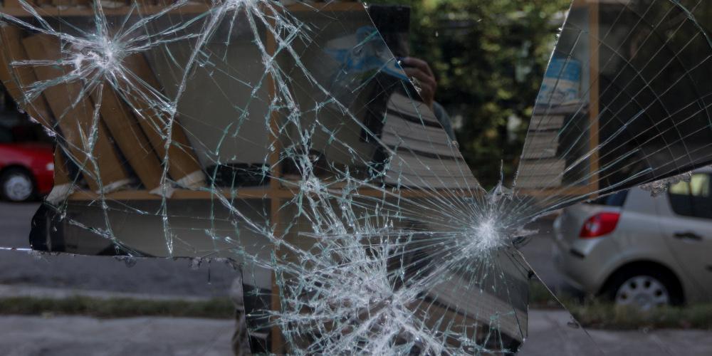 Ντου Ρουβίκωνα και χαστούκια σε γιατρό που κατηγορείται έπαιρνε «φακελάκια» [βίντεο]