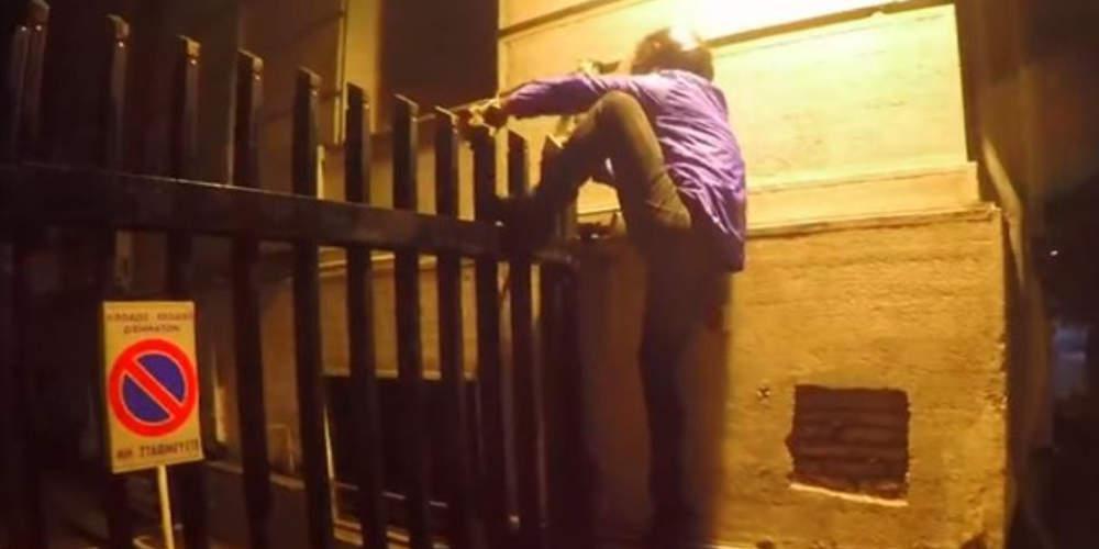 Ο Ρουβίκωνας έκανε «ντου» στο δημαρχείο Αλίμου