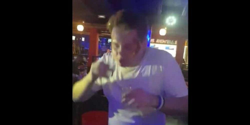 Βρετανός στην Ζάκυνθο ήπιε 30 σφηνάκια σαμπούκα σε 59 δευτερόλεπτα για να μην πληρώσει τον λογαριασμό [βίντεο]