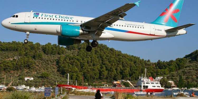 Σκιάθος: Σοβαρά τραυματίστηκε τουρίστρια από το ρεύμα αεροπλάνου κατά την απογείωση – Διακομίστηκε στον Βόλο