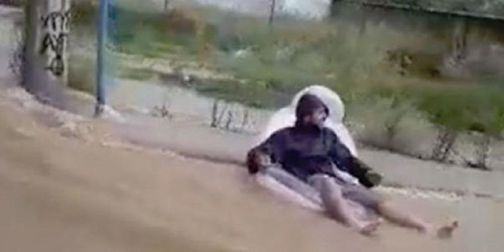 Αθεόφοβος! Βγήκε με στρώμα θαλάσσης στις πλημμύρες στο Μενίδι! [βίντεο]