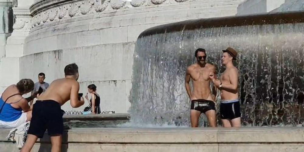 Σάλος στην Ρώμη: Τουρίστες έκαναν στριπτίζ σε «ιστορικό» σιντριβάνι [βίντεο]