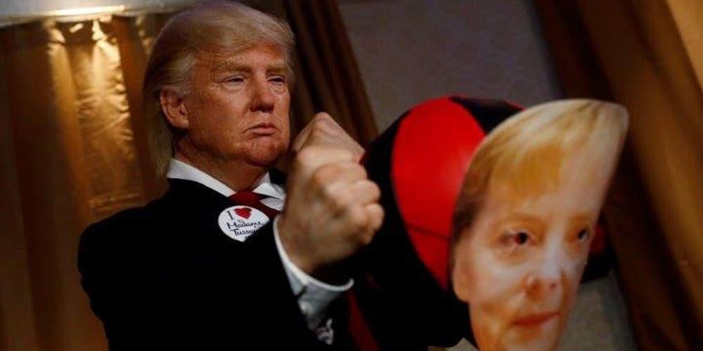 Το ζωντανό «κέρινο» ομοίωμα του Ντόναλντ Τραμπ γρονθοκοπεί την Μέρκελ!
