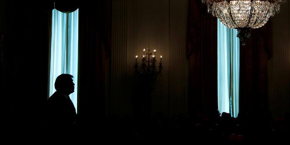 Υπόθεση «βαθύ λαρύγγι» για τον Τραμπ: Πορνοστάρ, κουνελάκια και δωροδοκίες