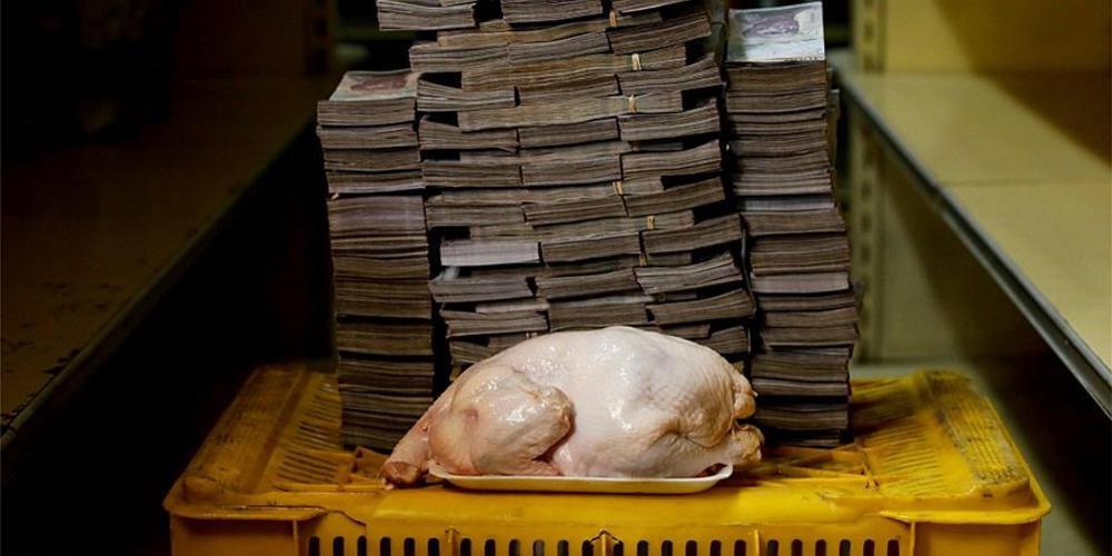 Σοκ: Για να αγοράσεις ένα κοτόπουλο στην Βενεζουέλα θέλεις μία… βαλίτσα χρήματα