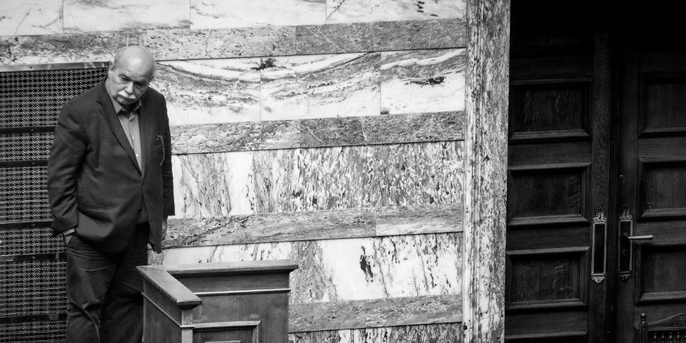 Διονύση σε συνέχεια της επικοινωνίας μας σου στέλνω την τελική μας διάταξη. Desktop 4+4 κάτω από το τέλος του άρθρου. Προσοχή: Από την στιγμή που θα αφαιρέσω το ΑΞΙΖΕΙ, το widget της engageya πρέπει να προσαρμοστεί σχεδιαστικά στην δική μας αισθητική, να αποκτήσει επικεφαλίδα και να αποκτήσει την αντίστοιχη γραμματοσειρά. Σε περίπτωση που θες χώρο για την γραμματοσειρά, δεν νομίζω πως είναι πρόβλημα να φτιάξεις ένα widget 3+3+3 για να έχουν τα θέματα περισσότερο «αέρα». Mobile Δύο κάτω από την κεντρική μας φωτογραφία. Εμείς κρατάμε τα δικά μας προτεινόμενα, οπότε φρόντισε τα δύο δικά σου να εμφανίζουν μόνο διαφήμιση. Τέσσερα κάτω από το τέλος του άρθρου, όπου και εκεί τα αξίζει θα φύγουν. Εκεί φρόντισε να έχουμε επικεφαλίδα και σχεδιαστικά να αφομοιώνεται στο σάιτ μας. Το ποσοστό κειμένων και διαφήμισης το αφήνω σε σένα. Σημείωση α’: Τα δύο προτεινόμενά μας κάτω από την κεντρική φωτογραφία δεν θα φύγουν, όπως ήδη σου έχω πει εδώ και καιρό. Η μόνη αλλαγή δηλαδή είναι η αφαίρεση του δικού μας «αξίζει». Σημείωση β’: Όσον αφορά τους χρονικούς περιορισμούς, δεν αλλάζουμε κάτι.