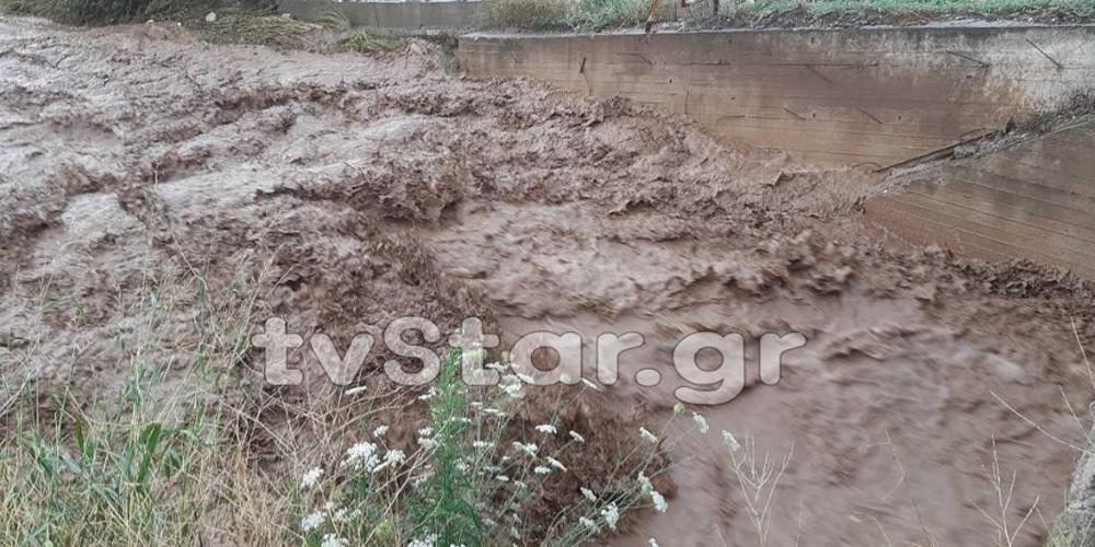 Φούσκωσε ο Σπερχειός και κόβεται η κυκλοφορία προς Καρπενήσι