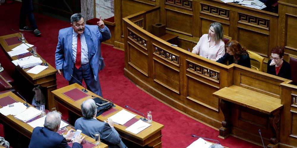 Νέος χαμός στη Βουλή με τη Χρυσή Αυγή για την Μακρόνησο [βίντεο]