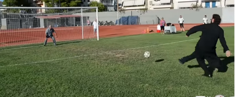 Κολλημένος με την μπάλα ο παπα-Κώστας στο Ναύπλιο [βίντεο]