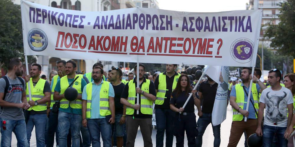 Συγκέντρωση διαμαρτυρίας πραγματοποιούν ένστολοι στον Λευκό Πύργο [βίντεο]