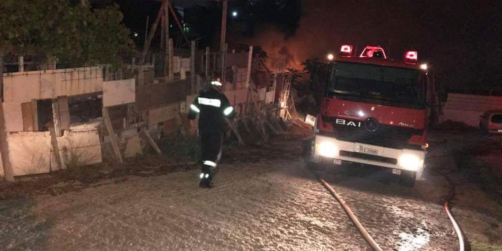 Μυρίζει ακόμη καμένο στην Αττική από τη φωτιά στο Μενίδι [εικόνες]