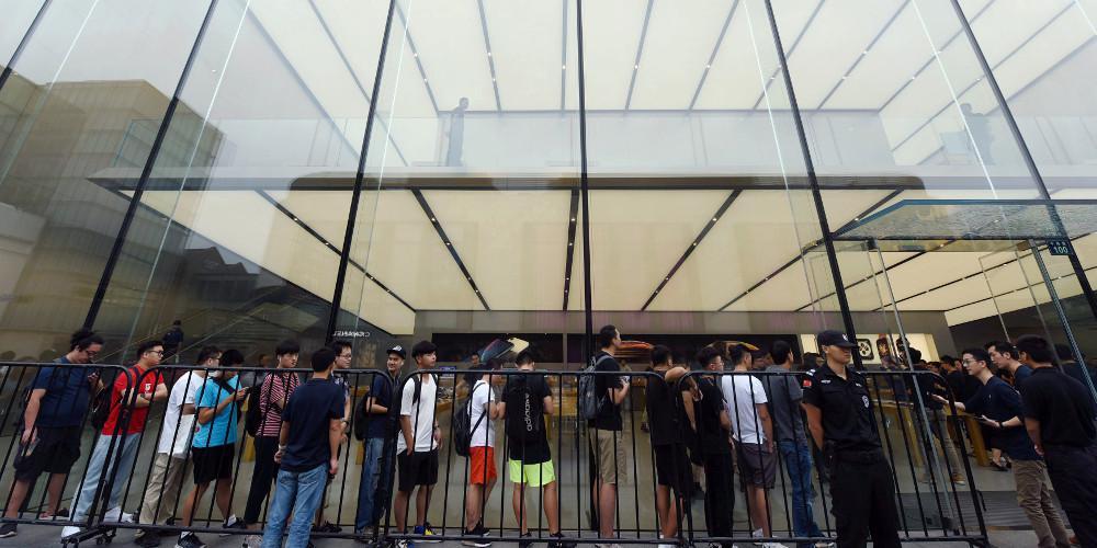 «Να πάτε να σας δει γιατρός όσοι περιμένετε στις ουρές για τα νέα iPhone»