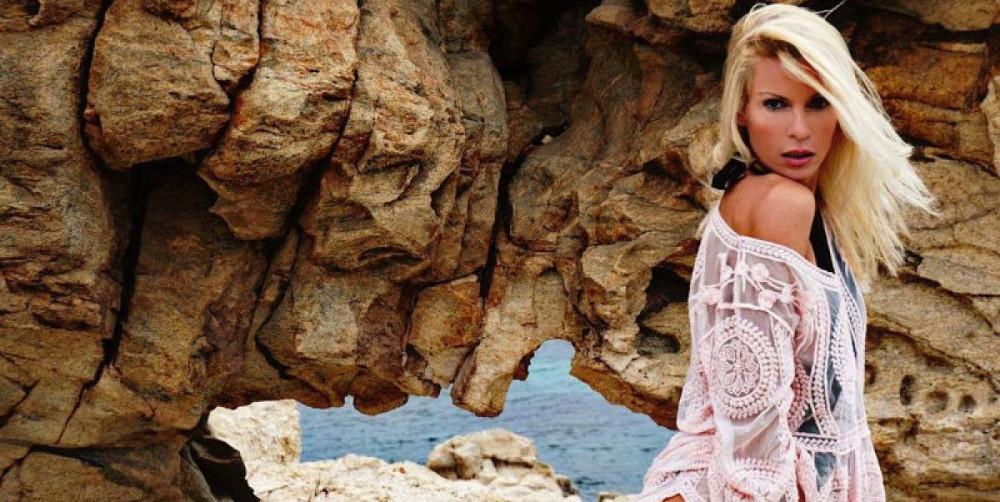 Η Ασημίνα Ιγγλέζου ολόγυμνη στο πάτωμα [εικόνα]