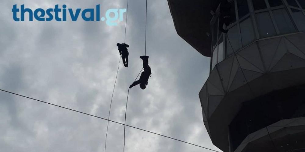 ΔΕΘ 2018: Εντυπωσιακή καταρρίχηση από άνδρες των ΕΚΑΜ από τον Πύργο του ΟΤΕ [βίντεο]