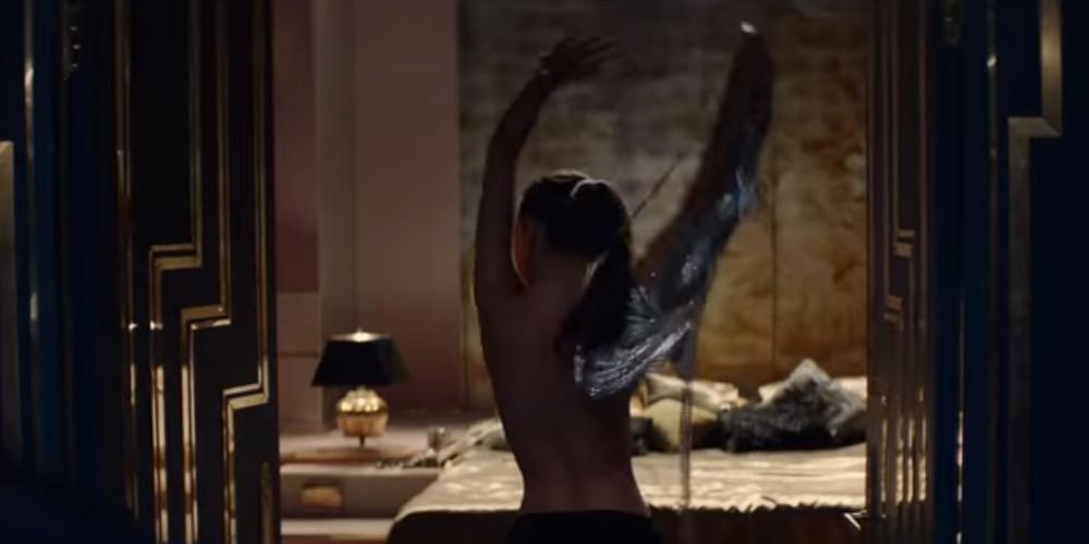 Η Emily Ratajkowski κάνει στριπτίζ στη νέα της διαφήμιση [βίντεο]