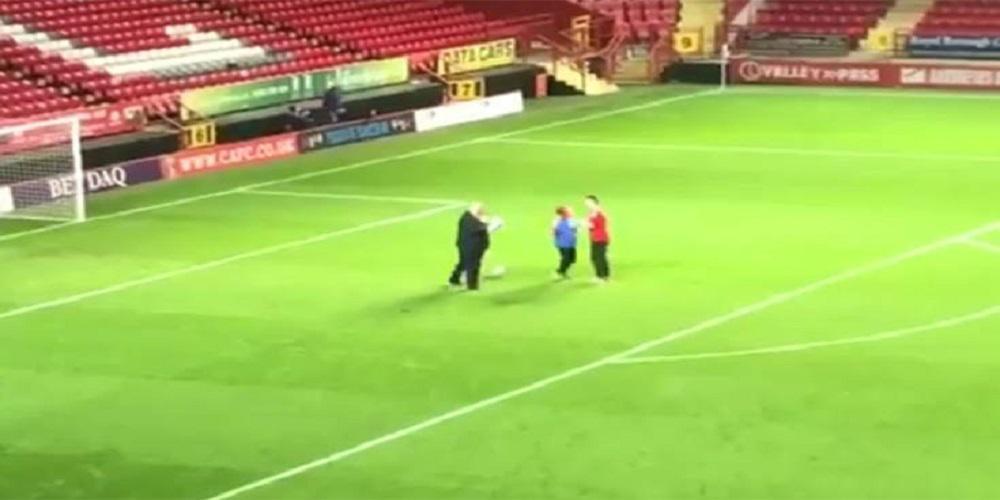 Συγκίνηση στο Τσάρλτον-Γουίμπλεντον: Πρόταση γάμου μέσα στο γήπεδο!